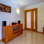 דירה Two Bedroom With Rooftop Pool In