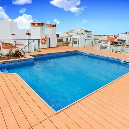 Two Bedroom With Rooftop Pool In