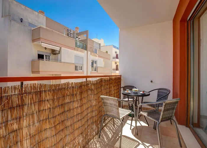 Two Bedroom With Rooftop Pool In