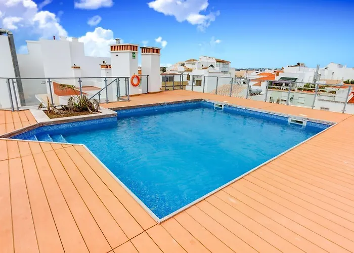 Two Bedroom With Rooftop Pool In