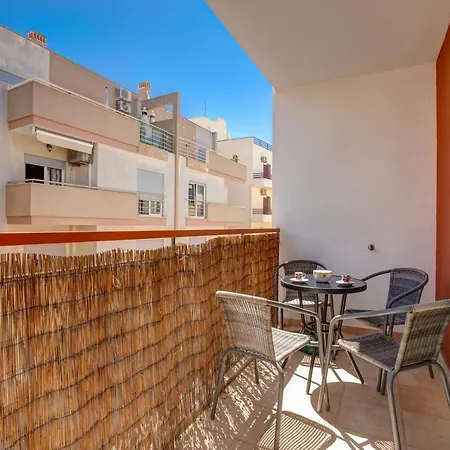 Two Bedroom With Rooftop Pool In
